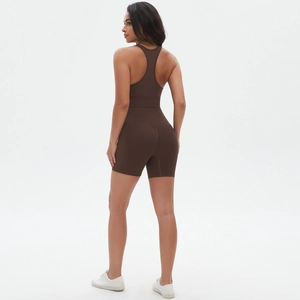 Dettaglio del reggiseno sportivo senza cuciture e pantaloncini a vita alta marrone cioccolato