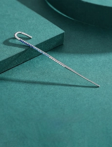 Dettaglio macro dell'orecchino a clip in argento S925 con zirconi blu sfumati eleganti