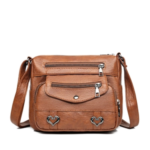 Sac bandoulière en cuir souple marron pour femmes avec plusieurs poches et décor de cœur