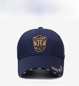 Détail de la broderie de l'écusson et de la lettre H sur casquette en coton bleu marine