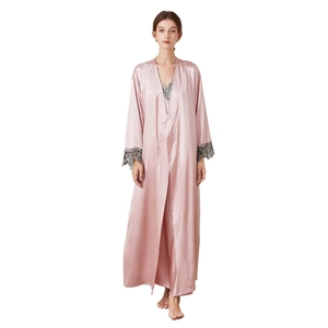 Ensemble robe de chambre longue en satin rose pour femme avec bordure en dentelle grise