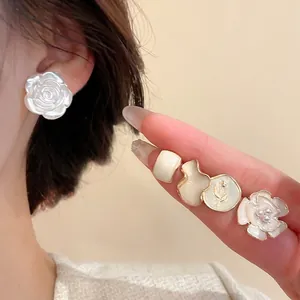 Set di orecchini a perno con fiori e perle color crema con motivi a rosa e orsetto oro