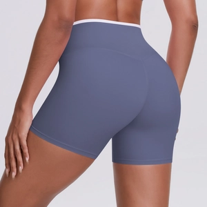Détail du short de fitness taille haute bleu brume avec bordure blanche et coupe ergonomique
