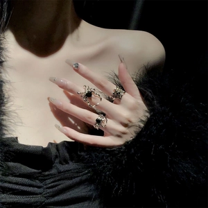 Ensemble de bagues gothiques araignée et toile avec pierre noire sur plume sombre
