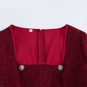 Robe chic en tweed bordeaux avec encolure carrée et boutons floraux dorés élégants