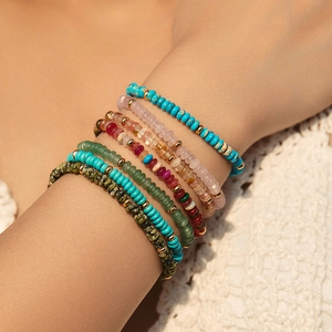 Boho-Mehrlagenarmband aus bunten Edelsteinen mit vergoldeten Akzenten für Damen