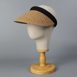 Damen Stroh Visier Hut mit schwarzem Kopfband und goldenem Metalldetail für den Sommer