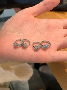 Gros plan de boucles d'oreilles en zircon en forme d'étoile avec des pierres bleues