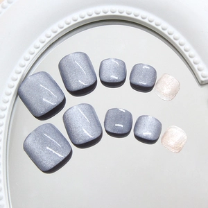Faux ongles d'orteils œil de chat argentés avec paillettes sur support miroir perlé