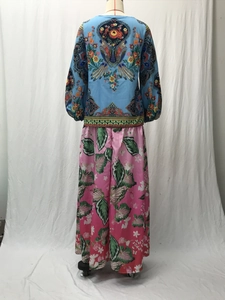 Détail de la tunique bohème à imprimé floral, manches lanternes et pantalon large tropical