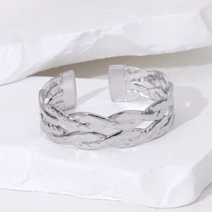Bracciale rigido aperto in acciaio argento con trama intrecciata su pietra bianca