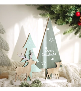 Kreativer Weihnachtsbaum aus Holz mit Rentier auf weißem Sockel für Tischdeko