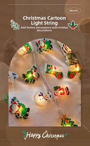 Détail d'une guirlande lumineuse LED de Noël avec pendentifs Père Noël et bonhommes