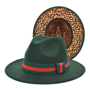 Détail du chapeau Fedora vert foncé avec doublure léopard et ruban rayé élégant