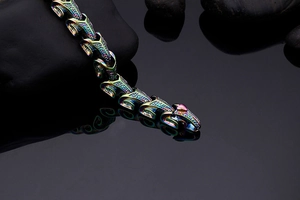 Vue macro d'un bracelet en métal à écailles de dragon avec finition dégradée irisante