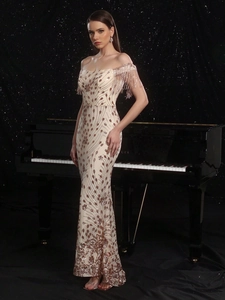 Vestido de noche champagne con lentejuelas, hombros descubiertos y corte de sirena