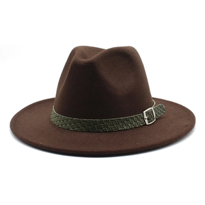 Dettaglio del cappello fedora in lana marrone scuro con nastro intrecciato verde e fibbia argento