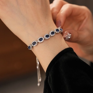 Détail du bracelet vintage en zircon bleu ovale avec chaîne coulissante ajustable