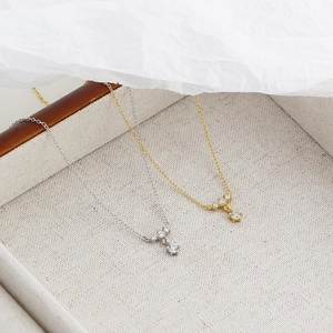Elegant S925 silver snowflake necklace with zircon pendant in gold and silver finish