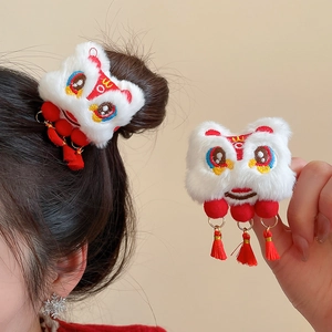 Détail du clip à cheveux danse du lion chinois avec fourrure blanche et glands rouges