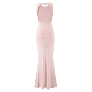 Détail de la robe moulante rose dos nu avec plis élégants à la taille et fronces de dos