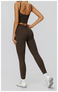Dettaglio dei leggings da yoga marrone cioccolato con vita a V ed effetto arricciato push-up