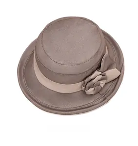 Vue de dessus d'un chapeau cloche d'été marron pour femme avec détail floral élégant