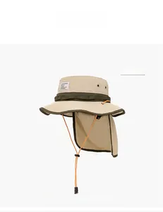 Détail du chapeau de soleil beige à séchage rapide avec large bord et protège-nuque