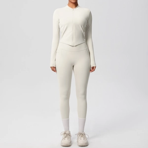 Détail de l'ensemble de yoga blanc crème avec veste zippée à col montant et poches taille haute