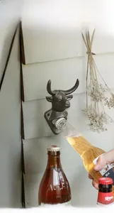 Gros plan sur un décapsuleur mural vintage en fonte en forme de tête de taureau