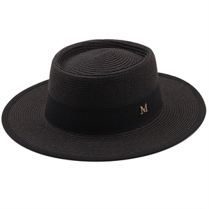 Chapeau de paille noir élégant à bord plat avec détail lettre M en métal doré