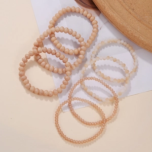 Detail eines 7-teiligen Bohemian Perlenarmband-Sets in Pfirsich-, Champagner- und Cremetönen