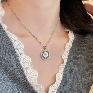 Vue détaillée du collier croix plaqué or 18 carats avec nacre et oxydes de zirconium