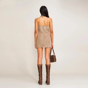 Vue de dos d'une mini-robe en jean marron avec fines bretelles et dos ouvert