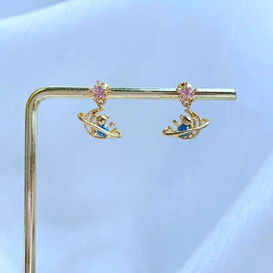 Boucles d'oreilles ours et étoile dorées avec zircon bleu et accents d'étoiles roses