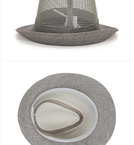Detailweergave van ademende grijze mesh trilby hoed met zweetband en decoratieve lint