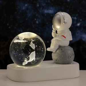 Luce notturna a sfera di cristallo astronauta con incisione luna e delfino su base resina