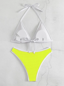 Flachbild-Ansicht eines Bikini-Sets mit weißem Oberteil und neongelber gerippter Hose