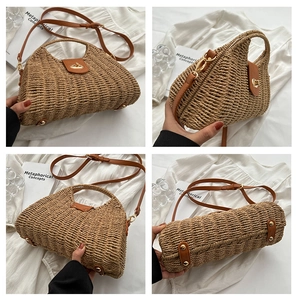 Detailansicht der handgefertigten Stroh-Handtasche mit Lederriemen und Metallfüßen