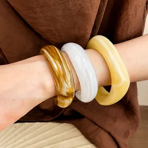 Dreiteiliges Set aus dicken Acrylharz-Armbändern mit Bernstein- und Marmortextur