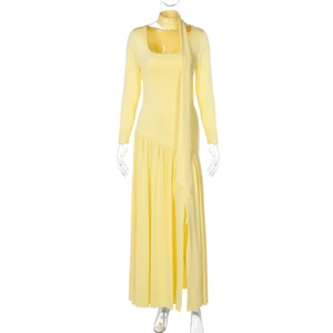 Détail de la robe longue jaune à col carré avec écharpe assortie et manches longues