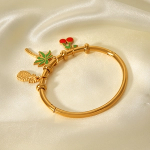 Bracciale rigido in acciaio dorato 18k con ciondoli tropicali ciliegia ananas e palma