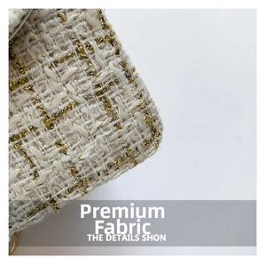Détail macro du tissu en tweed élégant avec fils dorés pour sac à bandoulière chaîne