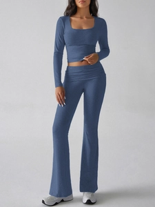 Détail de l'ensemble haut court bleu à manches longues et pantalon de yoga évasé