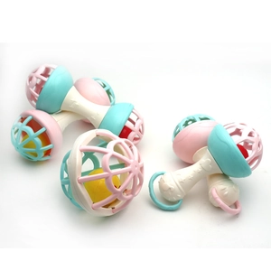 Détail de cinq hochets pour bébé en rose, bleu et beige avec des boules évidées