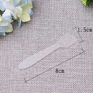 Transparent plastic cosmetic spatula for face masks and creams, dimensions 8cm by 1.5cm