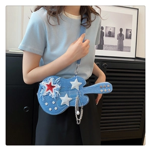 Borsa a tracolla in denim blu a forma di chitarra con stella di paillettes e frange