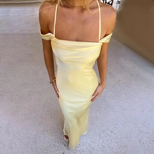 Elegantes zitronengelbes Satin-Maxikleid mit Spaghettiträgern und Off-Shoulder-Ausschnitt