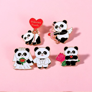 Set mit vier süßen Valentinstag-Panda-Emaille-Pins mit Amor- und Hochzeitsmotiven