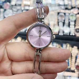 Détail d'une montre pour femme avec cadran violet et bracelet en métal argenté